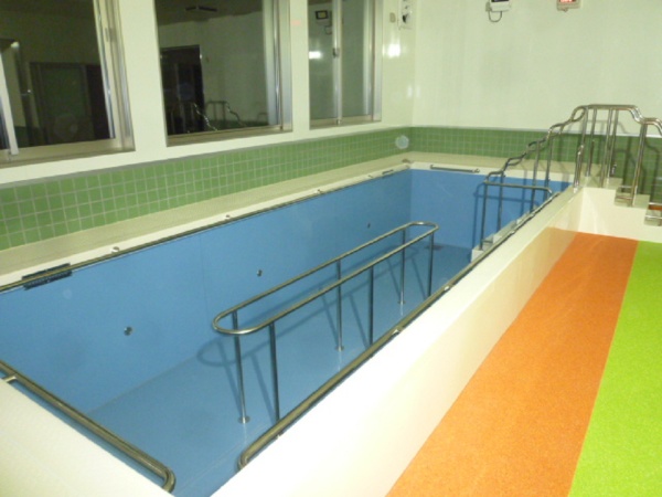 デイサービス施設に導入された流水発生機能付き水中歩行プール